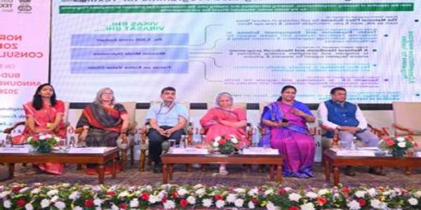 वस्त्र मंत्रालय की सचिव नीलम शमी राव के साथ अन्य लोग मौजूद।