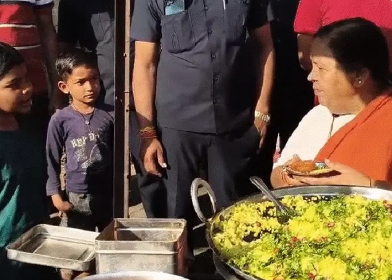 उमा भारती टीकमगढ़ में हाथठेले पर दुकान लगाकर पोहा-जलेबी बेचते हुए उमा भारती टीकमगढ़ में हाथठेले पर दुकान लगाकर पोहा-जलेबी बेचते हुए