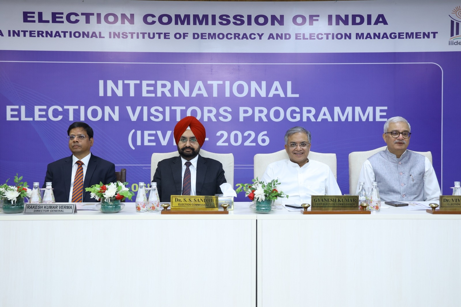 कार्यक्रम में चुनाव आयोग पैनल