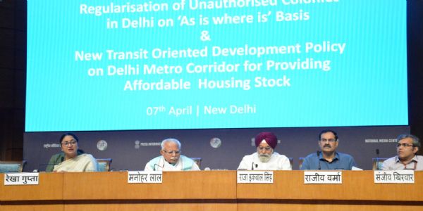 केंद्रीय आवासन एवं शहरी कार्य मंत्री मनोहर लाल ने दिल्ली में आयोजित विशेष कार्यक्रम में अनधिकृत कॉलोनियों के नियमितीकरण और टीओडी नीति की जानकारी दी, जिसमें मुख्यमंत्री रेखा गुप्ता, मेयर राजा इकबाल सिंह, मुख्य सचिव राजीव वर्मा, अतिरिक्त सचिव डी. थारा, डीडीए उपाध्यक्ष एन. सरवणा कुमार और एमसीडी कमिश्नर संजीव खिरवार भी मौजूद रहे। केंद्रीय आवासन एवं शहरी कार्य मंत्री मनोहर लाल ने दिल्ली में आयोजित विशेष कार्यक्रम में अनधिकृत कॉलोनियों के नियमितीकरण और टीओडी नीति की जानकारी दी, जिसमें मुख्यमंत्री रेखा गुप्ता, मेयर राजा इकबाल सिंह, मुख्य सचिव राजीव वर्मा, अतिरिक्त सचिव डी. थारा, डीडीए उपाध्यक्ष एन. सरवणा कुमार और एमसीडी कमिश्नर संजीव खिरवार भी मौजूद रहे।