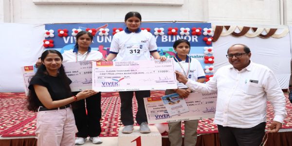 पुरुस्कृत करते हुए अमित गोयल पुरुस्कृत करते हुए अमित गोयल