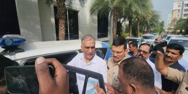 तेलंगाना के परगी जा रहे बीआरएस के नेताओं की गिरफ्तारी तेलंगाना के परगी जा रहे बीआरएस के नेताओं की गिरफ्तारी