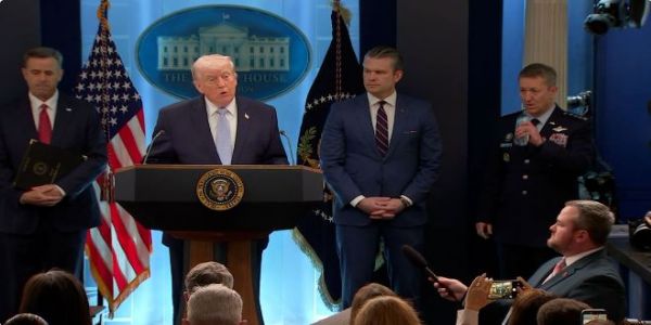 व्हाइट हाउस में मीडिया को संबोधित करते हुए डोनाल्ड ट्रम्प