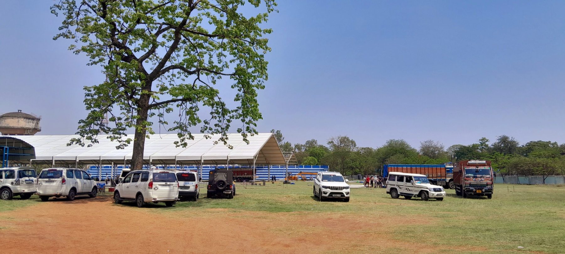 हेलीपैड तथा सभा स्थल बनाते लोग