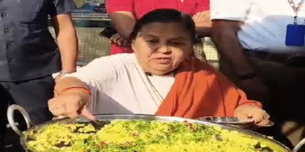 उमा भारती टीकमगढ़ में हाथठेले पर दुकान लगाकर पोहा-जलेबी बेचते हुए उमा भारती टीकमगढ़ में हाथठेले पर दुकान लगाकर पोहा-जलेबी बेचते हुए