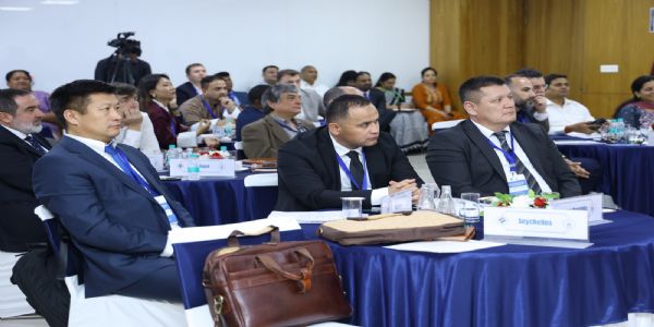 देशों के प्रतिनिधि भाग लेते हुए