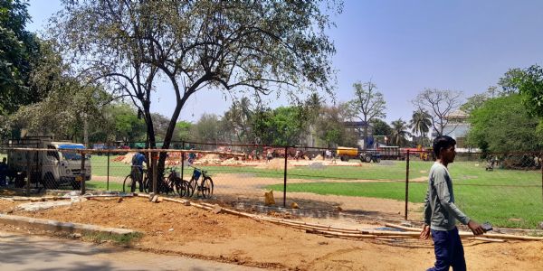 हेलीपेट के निर्माण में लगे मजदूर