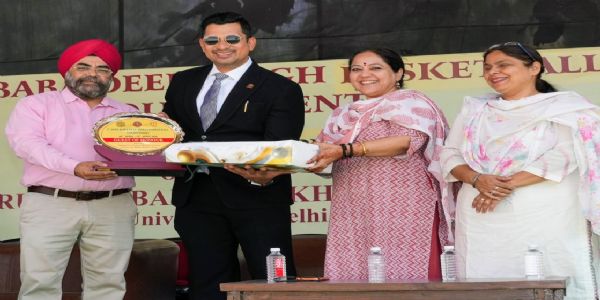 मुख्य अतिथि संदीप सरकारिया, प्रो. गुरमोहिंदर सिंह और डॉ. इंदरप्रीत कौर 5वें पीएसपीबी बाबा दीप सिंह बास्केटबॉ टूर्नामेंट के उद्घाटन समारोह के दौरान खिलाड़ियों के साथ। मुख्य अतिथि संदीप सरकारिया, प्रो. गुरमोहिंदर सिंह और डॉ. इंदरप्रीत कौर 5वें पीएसपीबी बाबा दीप सिंह बास्केटबॉ टूर्नामेंट के उद्घाटन समारोह के दौरान खिलाड़ियों के साथ।