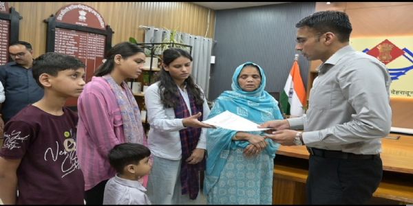 असहाय विधवा को राहत : बैंक ऋण निस्तारण, शिक्षा व भरण-पोषण में प्रशासन बना सहारा