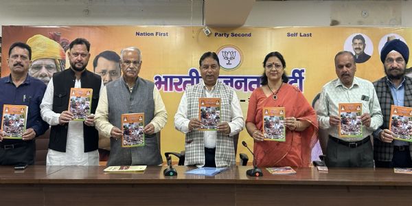 सत शर्मा और अशोक कौल ने भाजपा की मासिक पत्रिका “कमल पैगाम” का विशेष अंक जारी किया