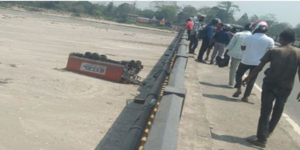 पुल की रेलिंग तोड़कर नदी में गिरा ट्रक, चालक की मौत