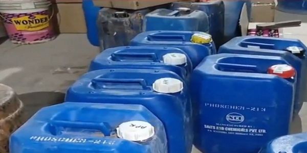 इंदौरः जिला प्रशासन का टिगरिया बादशाह क्षेत्र में अवैध गोदाम पर छापा, 22 हजार लीटर सॉल्वेंट जब्त