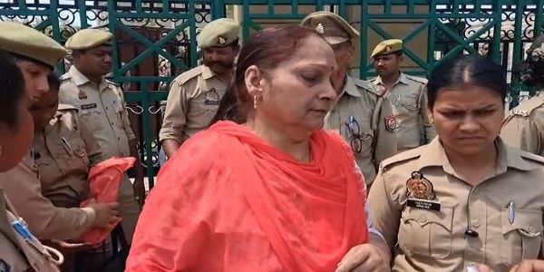 लखनऊ में विधानभवन के सामने महिला ने आत्मदाह का किया प्रयास, पुलिस ने बचाया