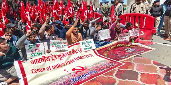 हिमाचल में एंबुलेंस कर्मियों की हड़ताल जारी, सचिवालय के बाहर दिया धरना