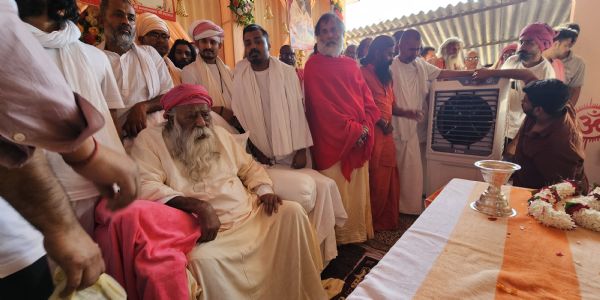 स्वामी अड़गड़ानंद के आगमन से जगतानंद आश्रम में उमड़ा जनसैलाब