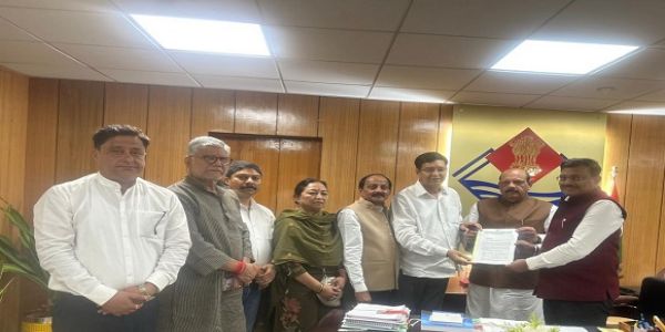 कानून-व्यवस्था और पब-बार नियंत्रण को लेकर कांग्रेस ने मुख्य सचिव काे दिया ज्ञापन