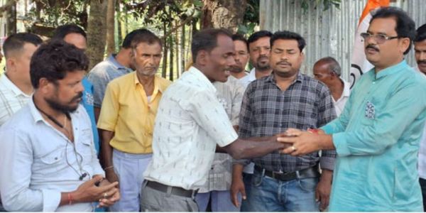 चुनाव 26 : वन प्राणियों के आतंक से परेशान ग्रामीणों ने उम्मीदवार से मांगी सुरक्षा