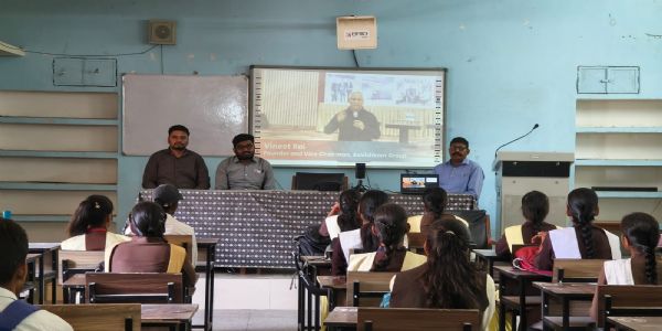 युवाओं को रोजगार देने वाला बनना चाहिए