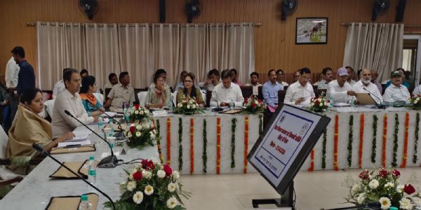 दिशा की बैठक में गैरहाजिर रहे अधिकारियाें से सांसद खफा