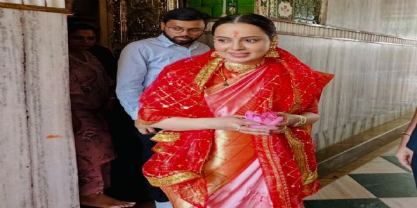 कालीघाट मंदिर में मां काली के दर्शन करने पहुंचीं कंगना रनौत, बंगाल और देश की सुख-शांति की कामना की