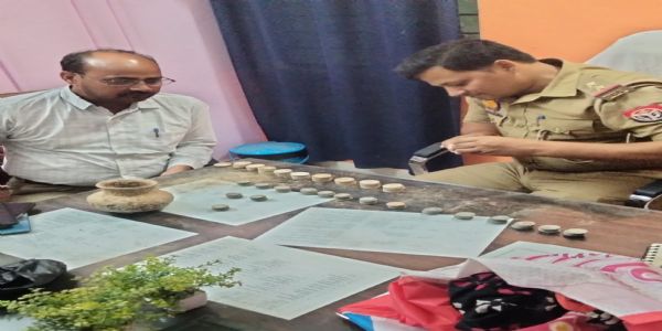 फतेहपुर में खंडहर की खुदाई में मिले चांदी के 92 प्राचीन सिक्के