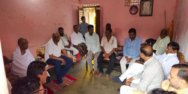 मृतकाें के परिजनाें से मिले अर्जुन मुंडा, दी सांत्वना