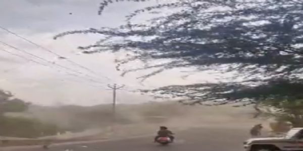 झांसी में फिर बिगड़ा मौसम,धूलभरी आंधी और बारिश ने किसानों की बढ़ाई चिंता