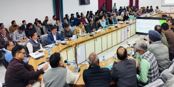 पुंछ में विकास कार्यों की समीक्षा, गुणवत्ता और समयबद्धता पर जोर