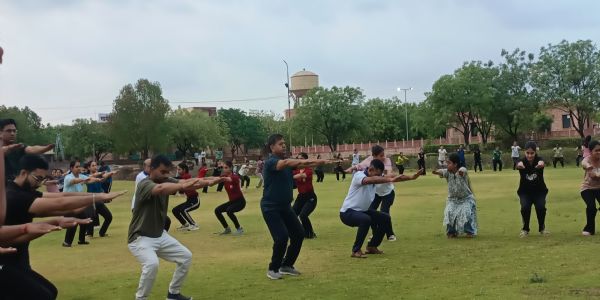 आयुर्वेद विश्वविद्यालय : सूर्य नमस्कार सहित कई तरह की योग क्रियाओं का कराया अभ्यास