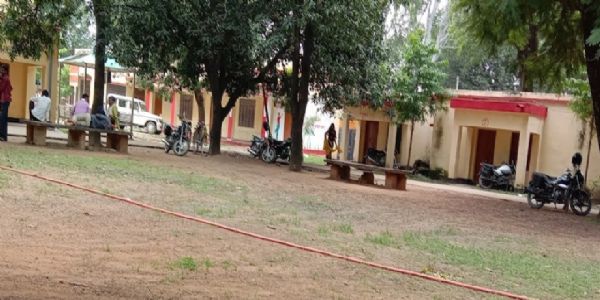 जर्जर भवन में कार्यालय शिफ्टिंग पर बवाल, आंगनबाड़ी कार्यकत्रियों ने किया विरोध