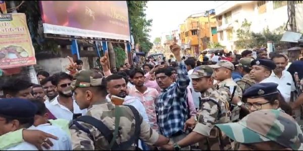 चंदननगर में नामांकन के दौरान तृणमूल और भाजपा समर्थकों में आमने-सामने टकराव, इलाके में तनाव