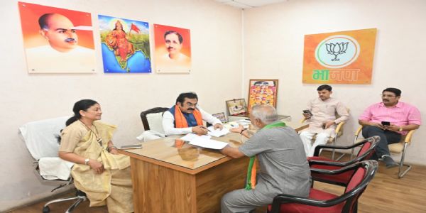 भाजपा कार्यालय में जनसंवाद, मंत्री राकेश सिंह ने सुनीं समस्याएं, कांग्रेस पर साधा निशाना