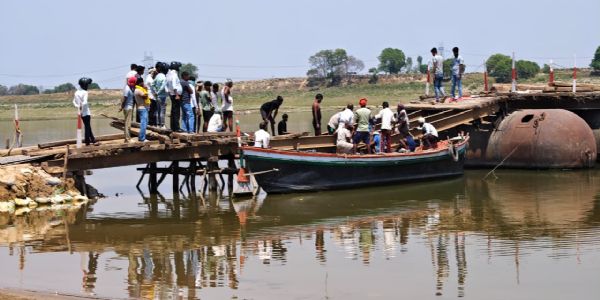 मीरजापुर में गंगा नदी का जलस्तर बढ़ने से पांटून पुल बंद, घंटों बाद बहाल हुआ आवागमन