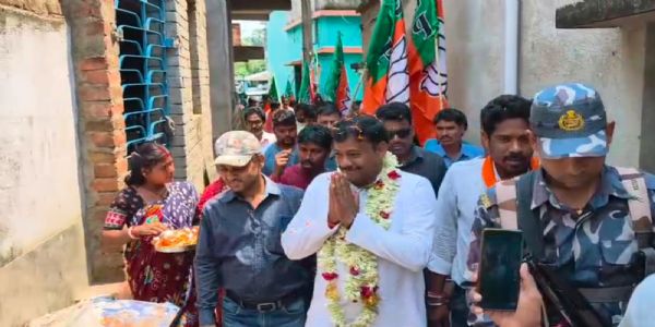 चुनाव 26 : टोटो और पैदल दूरदराज गांवों में प्रचार, नतिबपुर में शंखध्वनि से भाजपा प्रत्याशी सुषांत घोष का स्वागत