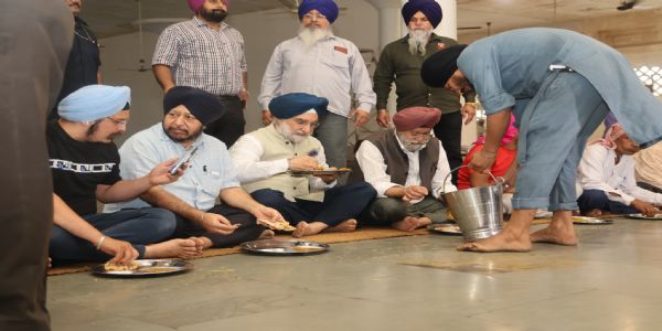 दिल्ली के उपराज्यपाल ने गुरु तेग बहादुर के प्रकाश पर्व पर गुरुद्वारा रकाबगंज साहिब में की अरदास