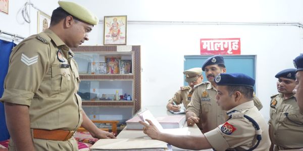 लखनऊ परिक्षेत्र के आईजी ने सीतापुर के कमलापुर थाने का किया निरीक्षण