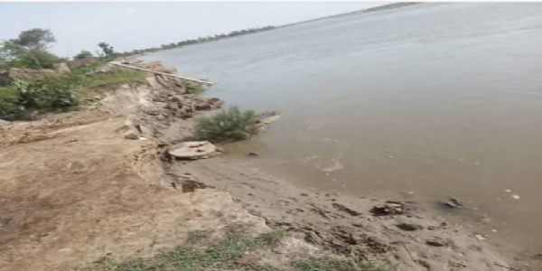 फर्रुखाबाद में गंगा नदी के तेज कटान में कई घर समाये