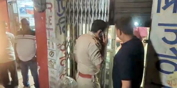 जेवर दुकान में हथियार के बल पर लूट, जांच में जुटी पुलिस
