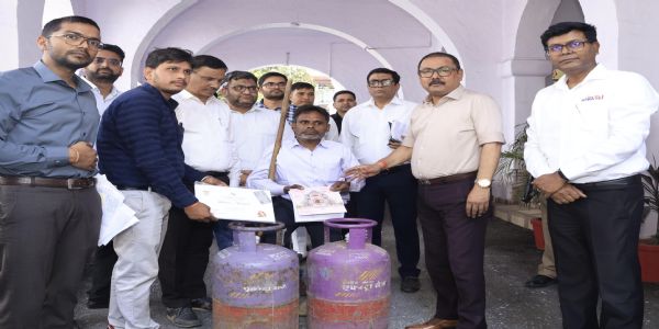 बरेली में जिलाधिकारी ने शादी वाले परिवारों को दिलाए 8 कमर्शियल सिलेंडर