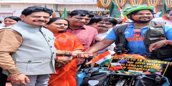 साइकिल से द्वादश ज्योतिर्लिंग-चार धाम की यात्रा पर निकले युवक का जयपुर में स्वागत