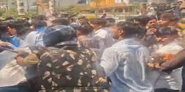 इंदौर में एनएसयूआई का उग्र प्रदर्शन, डीएवीवी कैंपस में हंगामा, 6 गिरफ्तार, बैरिकेड्स कूदते दिखे छात्र