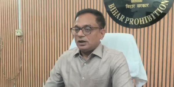 सारण के रिविलगंज में ड्रोन और डॉग स्क्वायड के साथ शराब माफियाओं पर छापेमारी