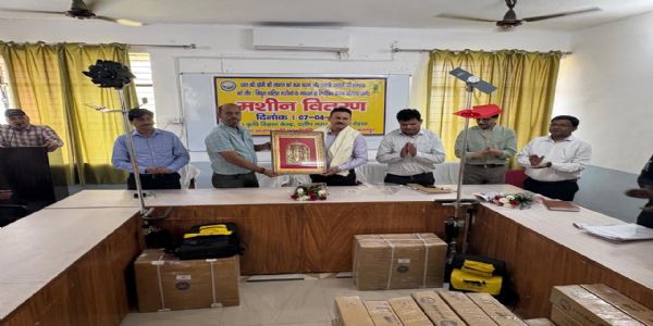 पराली प्रबंधन के लिए किसानों को मिली बैटरी मशीनें, लागत घटाने पर जोर : डॉ. वी.के. त्रिपाठी