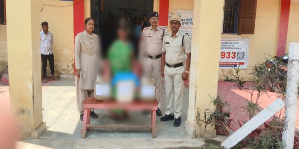 जांजगीर चांपा: अवैध महुआ शराब पर पुलिस की कार्रवाई, 40 लीटर कच्ची शराब के साथ महिला गिरफ्तार