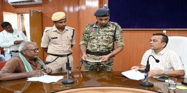 जांजगीर-चांपा जनदर्शन: 116 आवेदनों पर कलेक्टर सख्त, समस्याओं के त्वरित निराकरण के दिए निर्देश