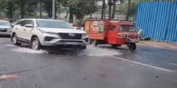 भोपाल में लोक भवन के सामने फूटी पाइपलाइन, 150 मीटर सड़क धंसी, जर्जर हिस्से से ही गुजरी विधानसभा अध्यक्ष की गाड़ी