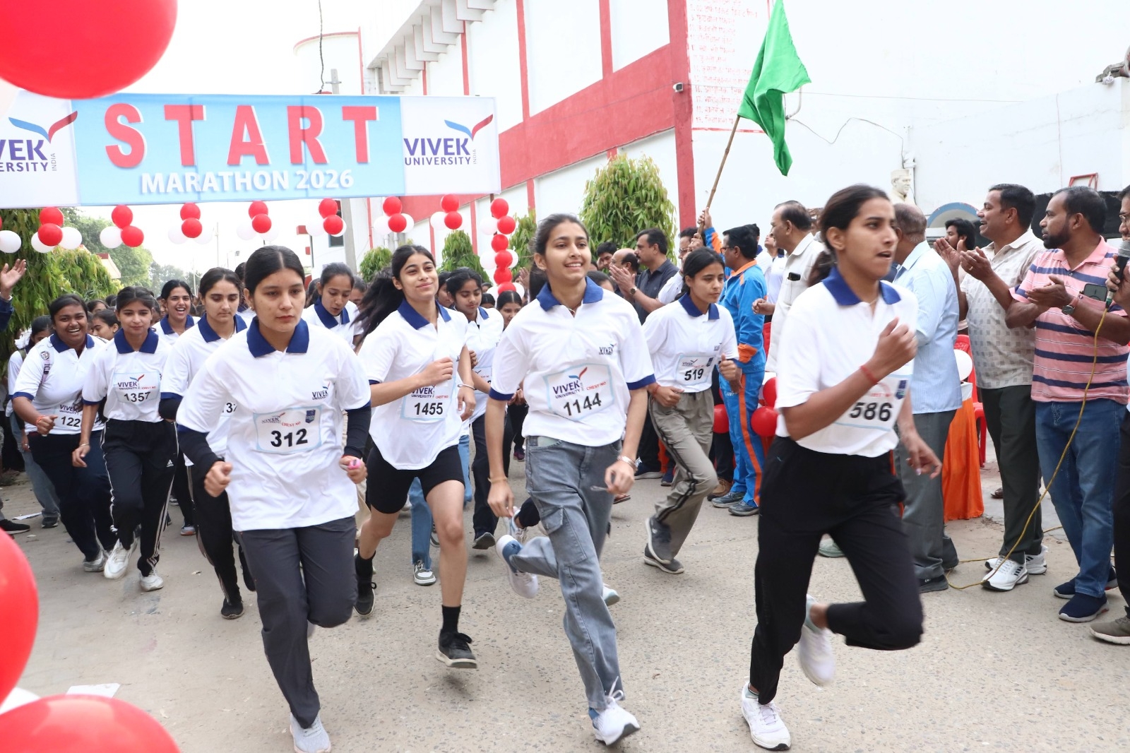 मैराथन दौड़ में प्रतिभाग करते हुए छात्र छात्राएं मैराथन दौड़ में प्रतिभाग करते हुए छात्र छात्राएं