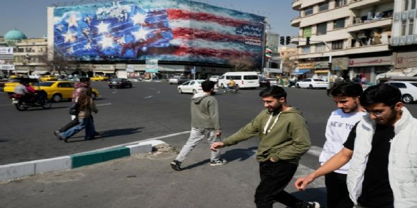 ईरान के तेहरान में इस्लामी क्रांति चौक से गुजर रहे युवा। पुराना फोटो - इंटरनेट मीडिया