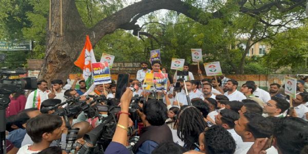 जंतर मंतर पर उदय भानु चिब की अगुआई में प्रदर्शन करते युवा कांग्रेस कार्यकर्ता