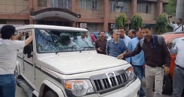 डीपीआरओ को लेकर जाते हुए बिजी लेंस टीम